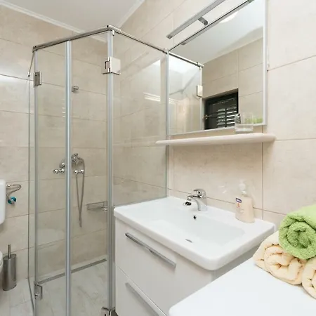 Apartment Center - With Terrace And Private Pool Cavtat