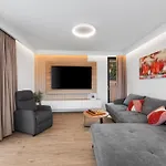 Apartment Center - With Terrace And Private Pool Cavtat