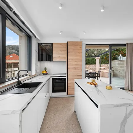 Center - With Terrace And Private Pool Cavtat