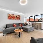 Center - With Terrace And Private Pool Apartamento Cavtat